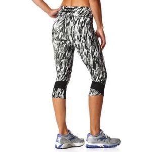NEW Under Armour blk/wht yoga capris/pants
